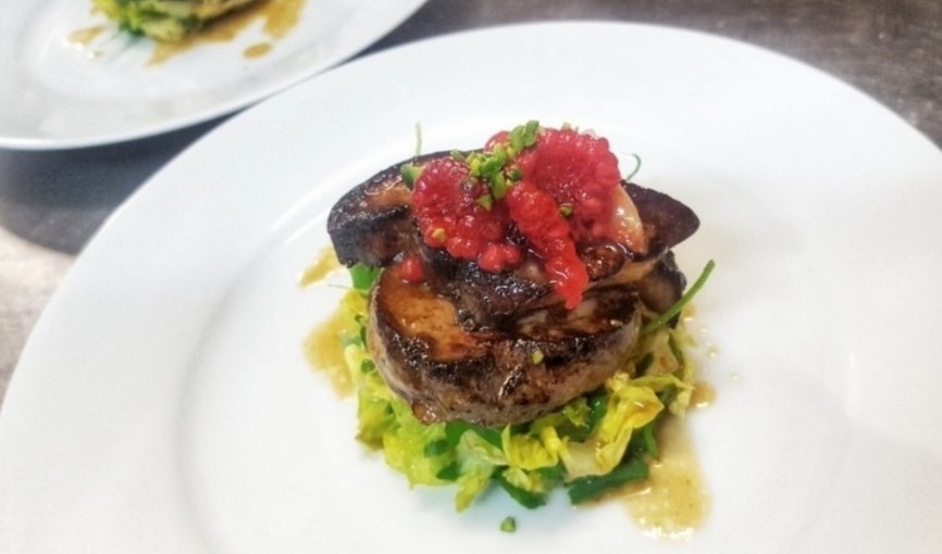 Foie gras poêlé et sa salade coeur vinaigrette à la framboise